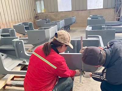 Industrie-uitdagingen overwinnen! Zunhua Shengjian Fanrong Machinery lost met succes problemen op met betrekking tot de kromming van het contragewicht van de graafmachine en de nauwkeurigheid van het montageoppervlak